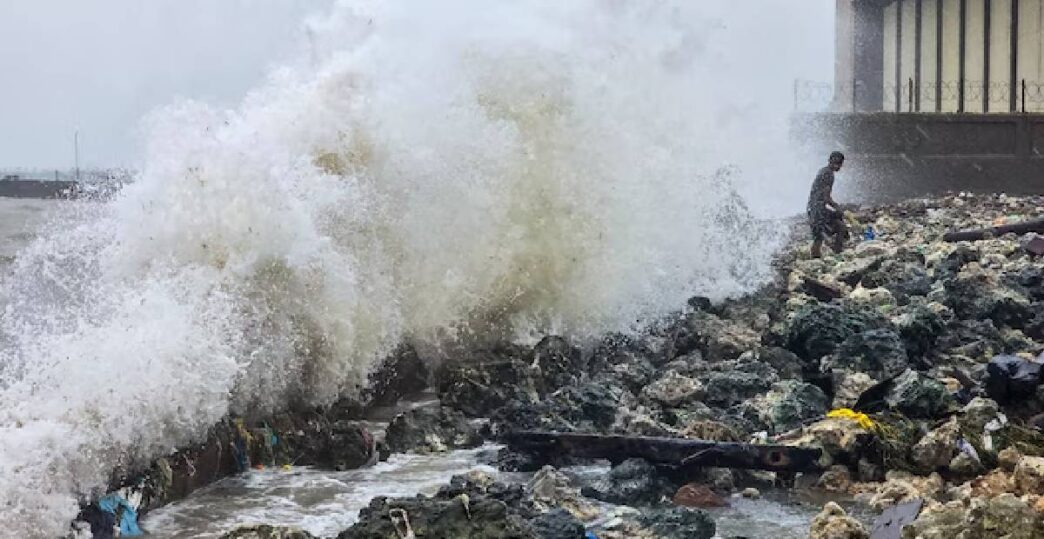 Cyclone Ditwah leaves 123 dead in Sri Lanka, moves toward Tamil Nadu