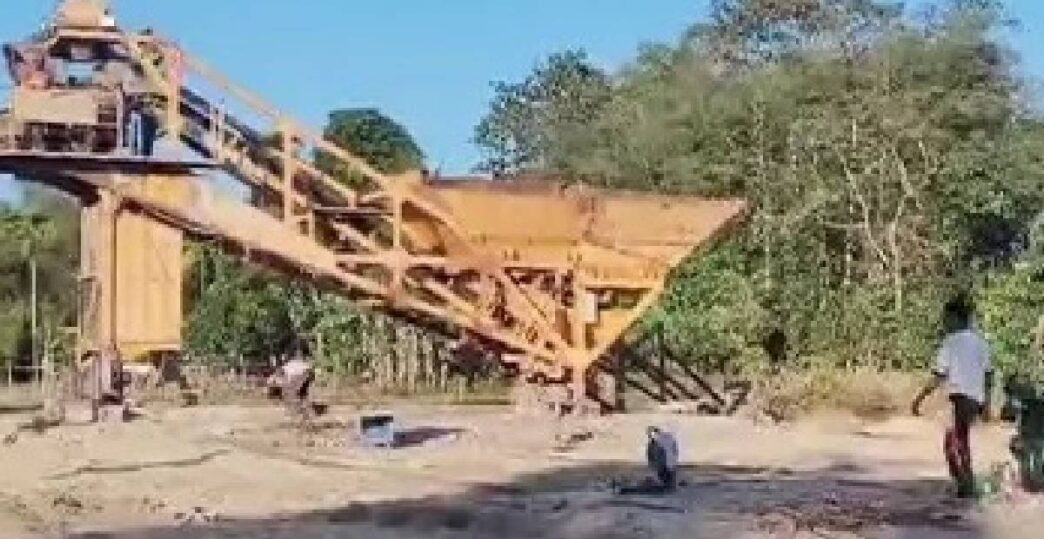 Nazira in Assam witnessed rising tension this week after a farmer from the tea community alleged that an outside road construction contractor encroached on his land, destroyed crops, and even issued death threats. The incident reportedly took place in Mezhenga area under Nazira subdivision of Sivasagar district. According to the complaint, a contractor identified as Vinod Kumar Poddar, who is working with a private road construction company, allegedly occupied a portion of land belonging to farmer Jiten Rabidas. Rabidas claimed that standing crops on his land were damaged during the encroachment, and a small pathway used by local residents for daily movement was also taken under his control. The allegations have angered local organisations in the region. On Thursday, the Sivasagar district unit of the Vishwa Hindu Mahasangh submitted a memorandum to the district administration demanding immediate intervention. Representatives of the organisation said that they were concerned about the growing fear among marginalised communities if such incidents go unchecked. Local leaders described the allegations as serious, especially at a time when the Assam government is working on providing land pattas to tea garden workers. They pointed out that such incidents could undermine government efforts to secure land rights for people from the tea community, who have long struggled for legal ownership of land. The memorandum submitted by Vishwa Hindu Mahasangh requested the administration to conduct a fair inquiry, ensure protection for the farmer, and take necessary action if the allegations are found true. The organisation also appealed to tea community bodies and civil society groups to support Rabidas and stand united against possible injustice. Meanwhile, residents in Mezhenga reported growing anxiety following claims of death threats. Some community members expressed fear that the contractor’s alleged actions could lead to further tension if not addressed promptly.