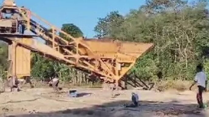 Nazira in Assam witnessed rising tension this week after a farmer from the tea community alleged that an outside road construction contractor encroached on his land, destroyed crops, and even issued death threats. The incident reportedly took place in Mezhenga area under Nazira subdivision of Sivasagar district. According to the complaint, a contractor identified as Vinod Kumar Poddar, who is working with a private road construction company, allegedly occupied a portion of land belonging to farmer Jiten Rabidas. Rabidas claimed that standing crops on his land were damaged during the encroachment, and a small pathway used by local residents for daily movement was also taken under his control. The allegations have angered local organisations in the region. On Thursday, the Sivasagar district unit of the Vishwa Hindu Mahasangh submitted a memorandum to the district administration demanding immediate intervention. Representatives of the organisation said that they were concerned about the growing fear among marginalised communities if such incidents go unchecked. Local leaders described the allegations as serious, especially at a time when the Assam government is working on providing land pattas to tea garden workers. They pointed out that such incidents could undermine government efforts to secure land rights for people from the tea community, who have long struggled for legal ownership of land. The memorandum submitted by Vishwa Hindu Mahasangh requested the administration to conduct a fair inquiry, ensure protection for the farmer, and take necessary action if the allegations are found true. The organisation also appealed to tea community bodies and civil society groups to support Rabidas and stand united against possible injustice. Meanwhile, residents in Mezhenga reported growing anxiety following claims of death threats. Some community members expressed fear that the contractor’s alleged actions could lead to further tension if not addressed promptly.